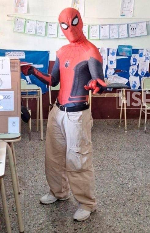 Del Joker a Spiderman: un domingo de elecciones con color propio
