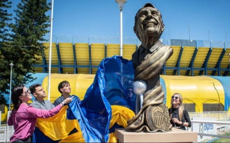 Rosario Central descubrió el busto de Miguel Ángel Russo y cumplió su última voluntad