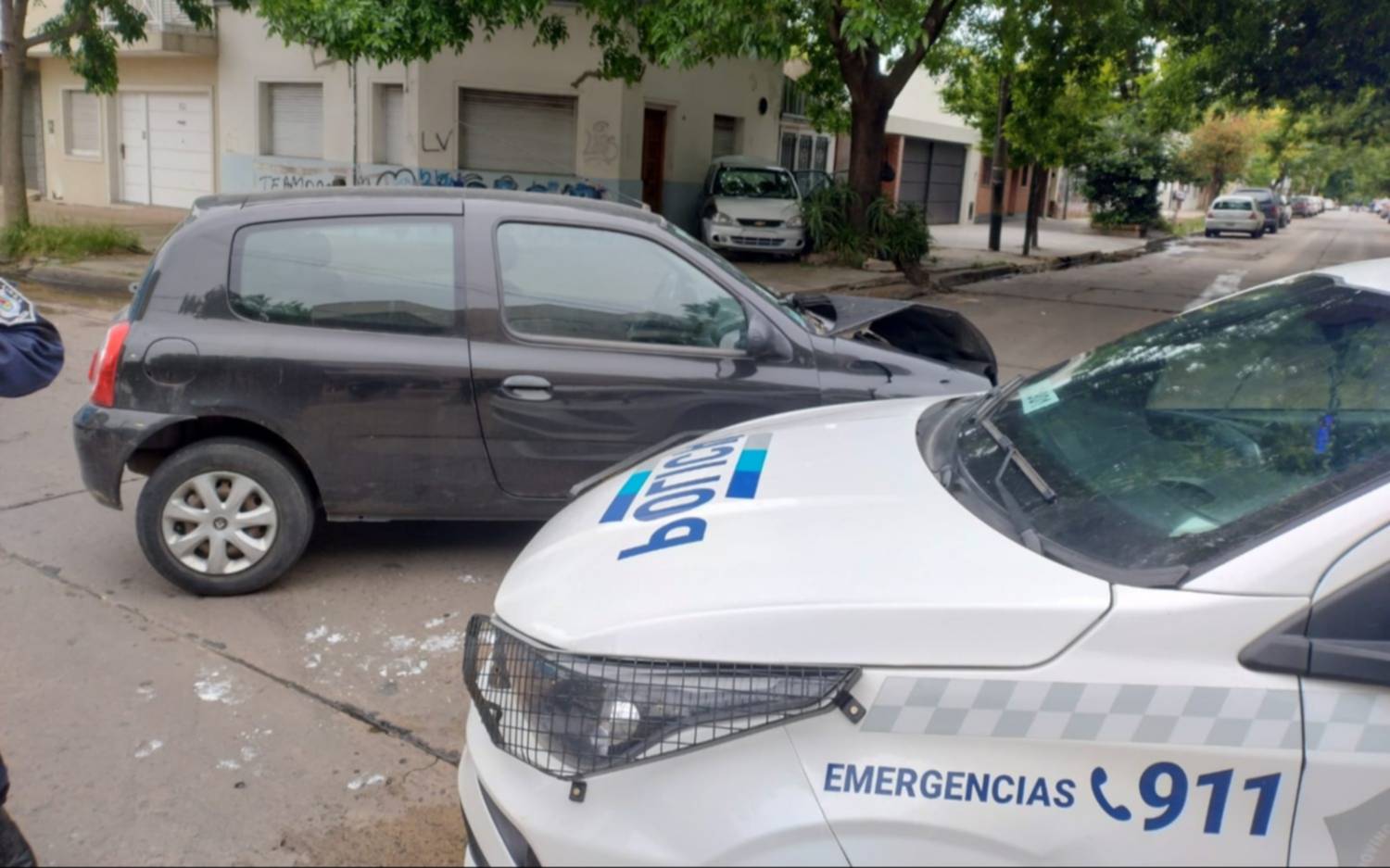 Impactante choque en La Plata: un auto terminó contra la ventana de una casa