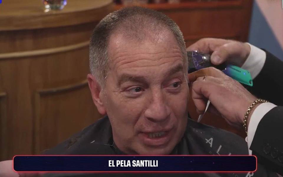 "El Pela": Santilli cumplió con su promesa tras las elecciones y se peló en el streaming libertario