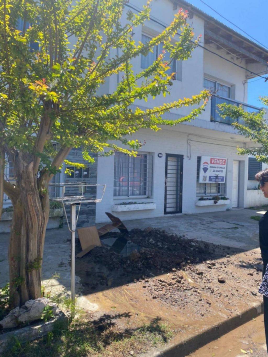 Piden la reparación de una vereda rota por una obra