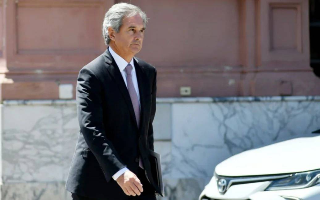 Quirno asume como nuevo canciller aunque Milei demora la redefinición del Gabinete