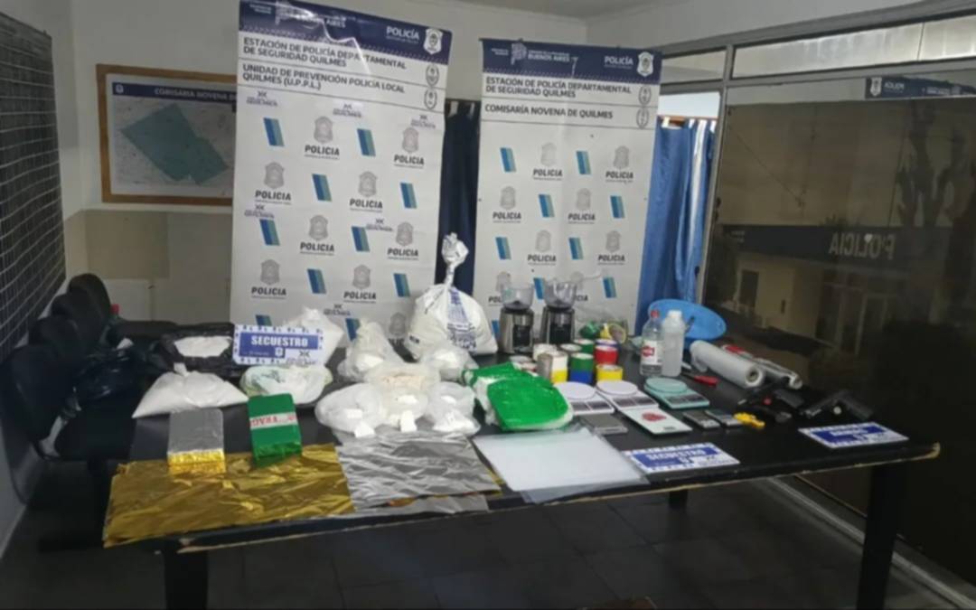 Secuestran más de siete kilos de cocaína en una cocina clandestina desmantelada en Quilmes