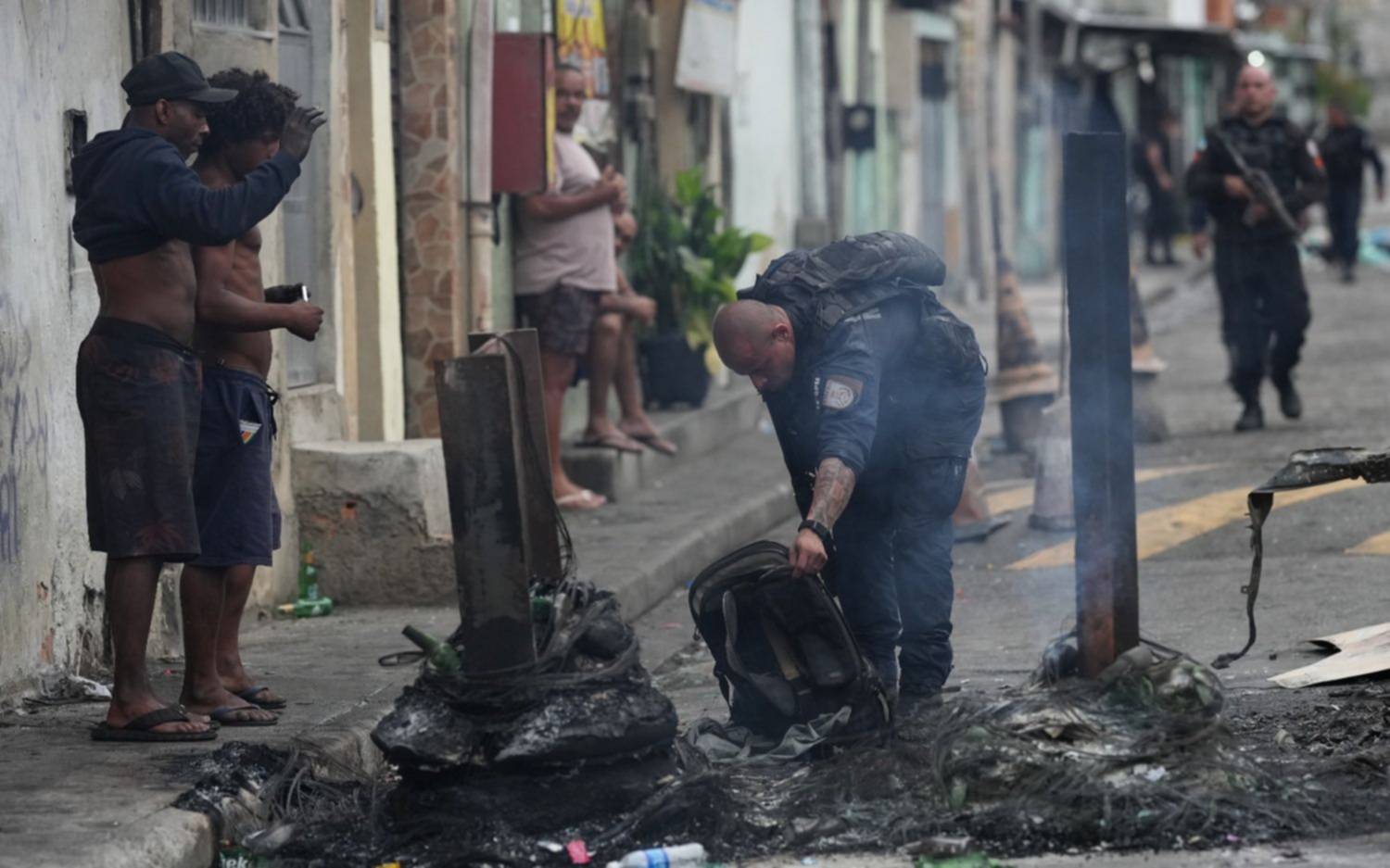 Drones, explosivos y decenas de micros: el despliegue de la temible organización narco Comando Vermelho en Río de Janeiro