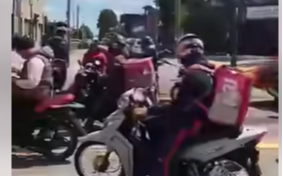 Repartidores de aplicaciones se movilizaron en el centro de Quilmes en reclamo de seguridad