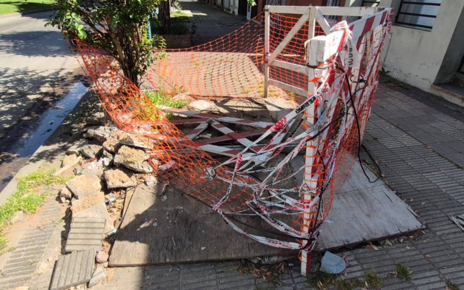 Absa dejó un "desastre" en la vereda de un jubilado: un pozo de 2 metros y el temor a que la tierra ceda