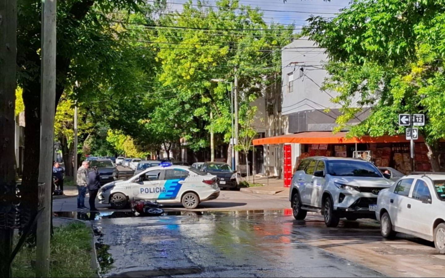 Tras reiterados reclamos de vecinos de Barrio Norte por una pérdida de agua, ocurrió un accidente