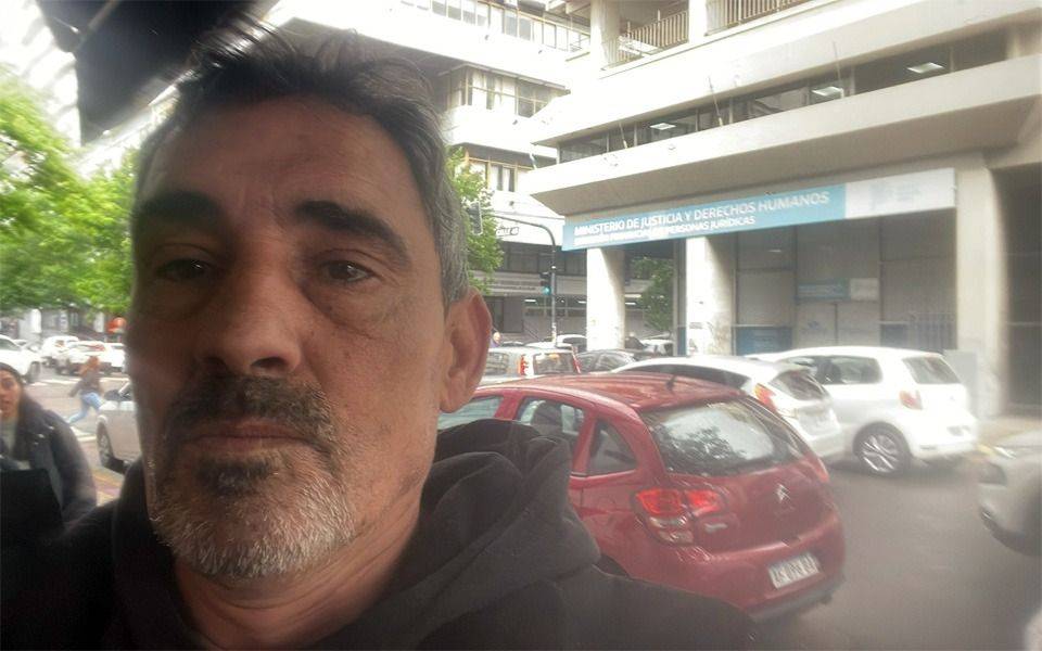 Bebote Álvarez en pleno centro de La Plata: ¿de la tribuna a la política?