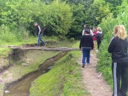 En un barrio de Romero hasta acarrean el agua