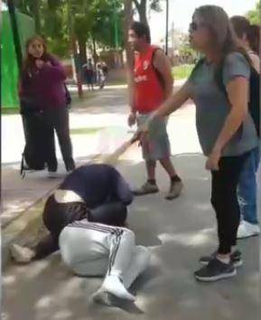 Una auxiliar denunciada por alentar a su hija a golpear a la compañera