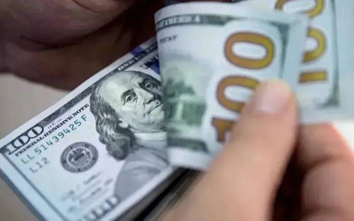 El dólar cerró con leve suba en $1.465