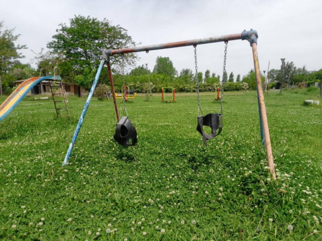 Quejas por pastizales y juegos rotos en La Hermosura