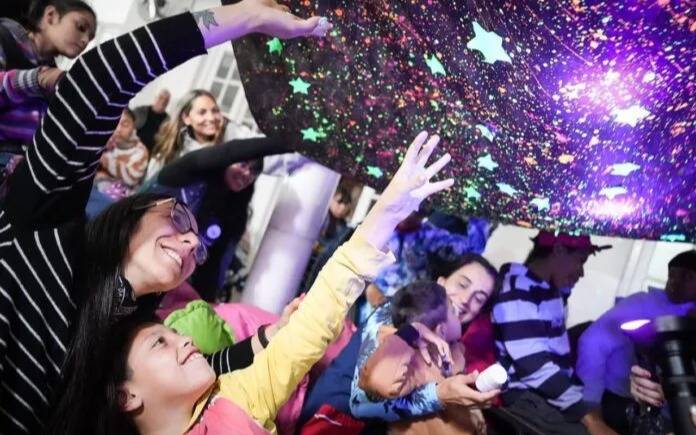 Nueva sala de cine de la Escuela N° 502 gracias al programa “Quilmes Coopera”