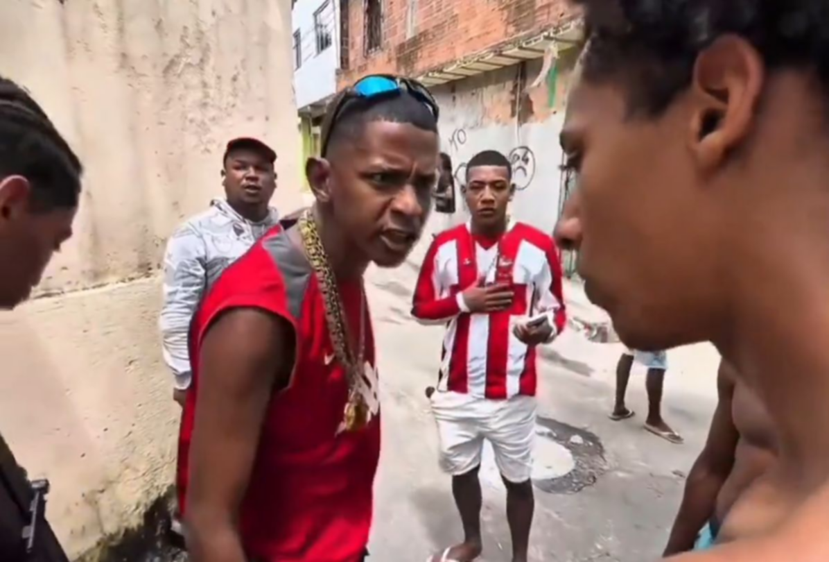 Sorpresa por una extraña camiseta de Estudiantes en una favela de Brasil: "No la tiene nadie"