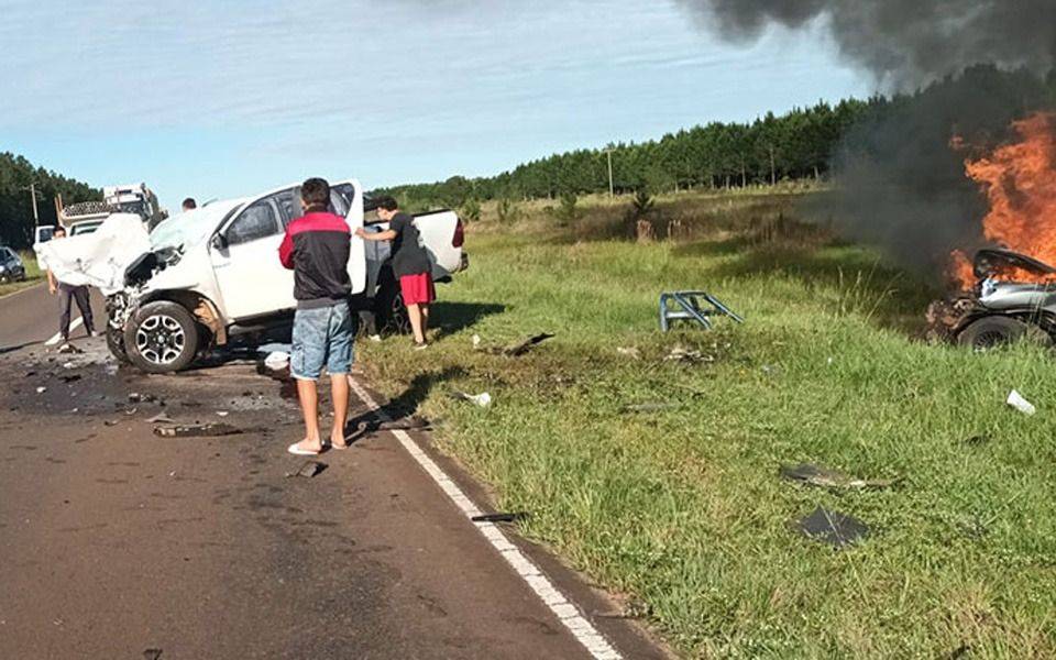 Tragedia en la Ruta 12: choque frontal entre dos pickups dejó cuatro muertos
