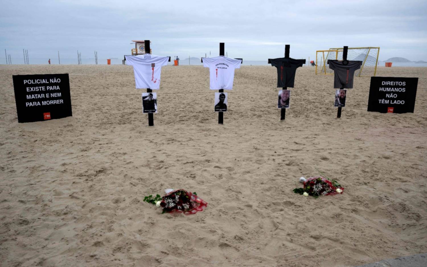 Cruces en la arena: el homenaje que silenció la playa más famosa de Río de Janeiro