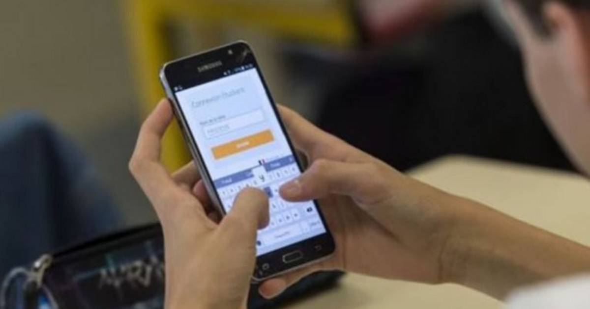 La Provincia prohíbe usar el celular en secundarias públicas y privadas | El Dia