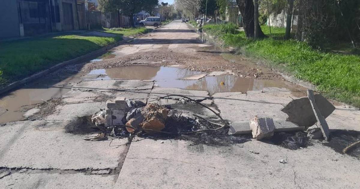 Malestar en Los Hornos por un bache enorme en 134 bis y 76 | El Dia