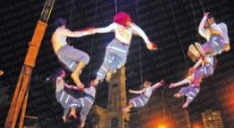 La fiesta platense cerró con un show de acrobacia aérea ante una multitud
