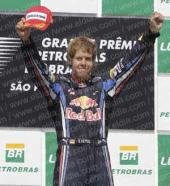 Vettel arrasó en Brasil y prolongó el suspenso