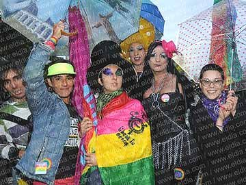 Protesta de gays, lesbianas y travestis frente a Gobernación