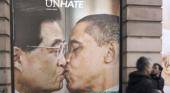 Polémica campaña de Benetton con besos en la boca