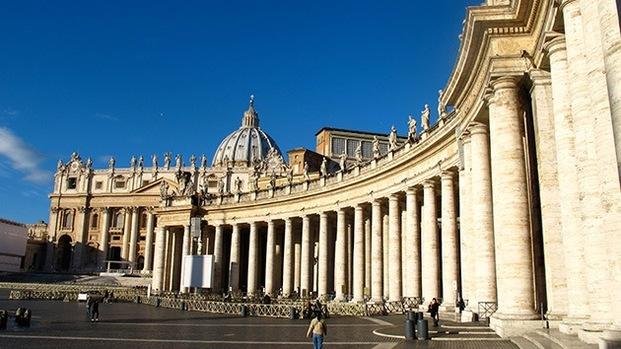 Vaticano: dos detenidos acusados de divulgar documentos reservados