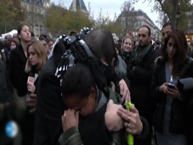 Un joven acusado de ser terrorista se vendó los ojos y repartió abrazos en París