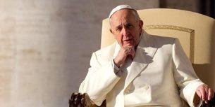 El papa Francisco escribe a mano la portada de su primer libro