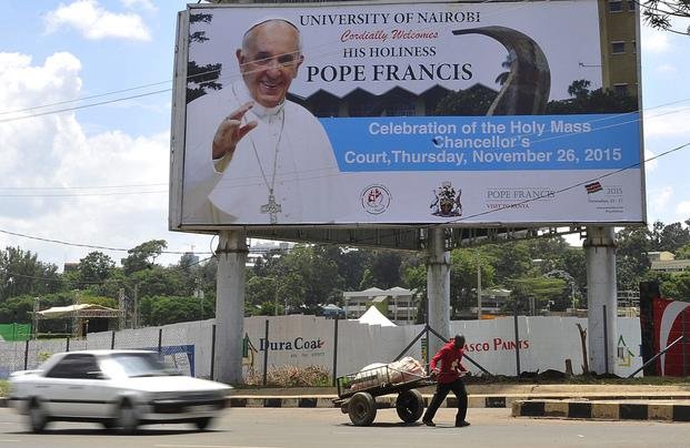 El Papa llega a Africa, en la gira más riesgosa de su pontificado