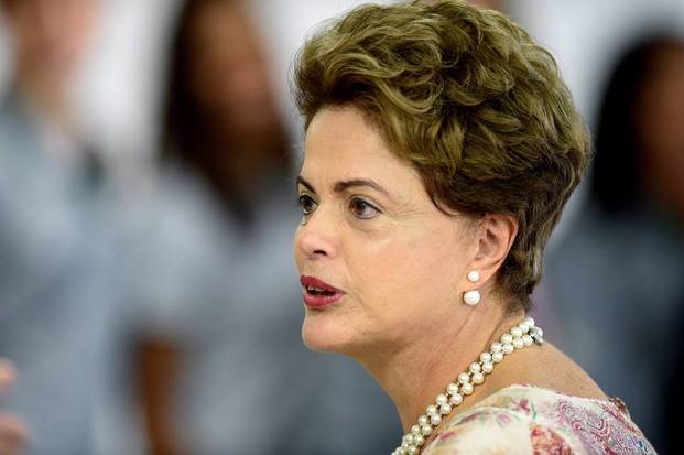 Dilma suspende una gira por la crisis política