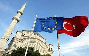 La UE y Turquía firman acuerdo para frenar el avance de refugiados