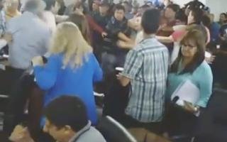 El Concejo de Varela terminó a las trompadas