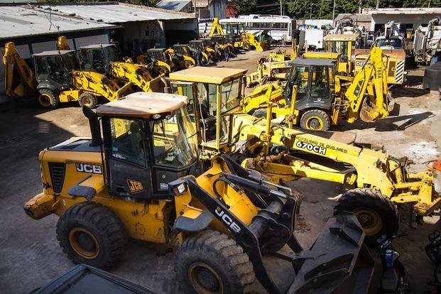 Entrega de camiones y maquinaria vial al área de Servicios Públicos