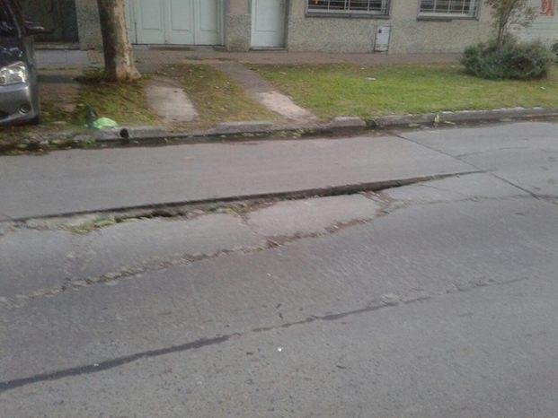 Continúan las quejas por un pozo en Quilmes