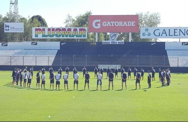 Quilmes hizo minuto de silencio por víctimas de vuelo de Chapecoense