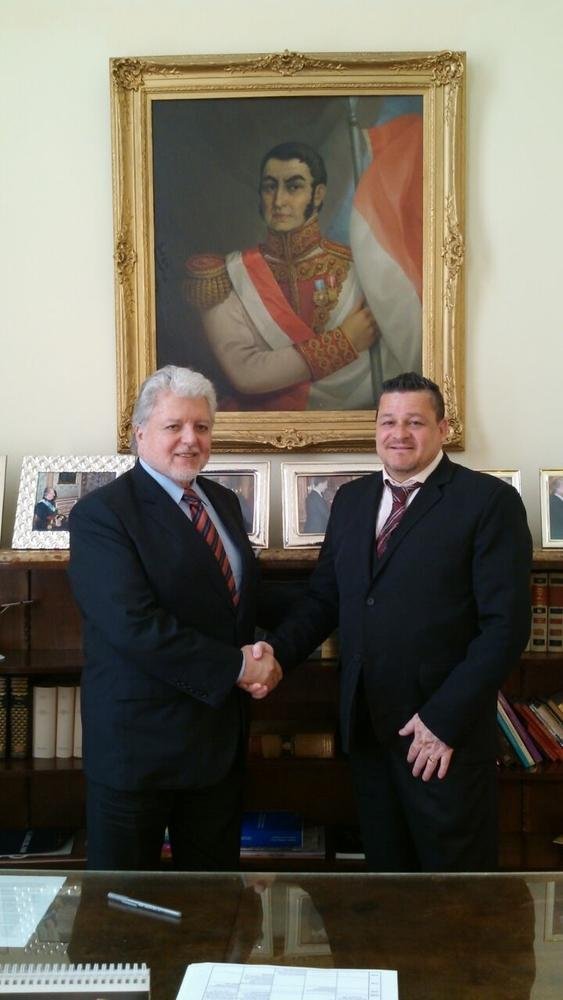 Reunión con el embajador de Perú