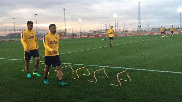 Boca, con Tevez a la cabeza, espera en Sevilla por amistoso
