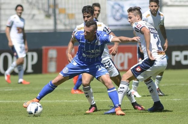 Quilmes le ganó al Tomba y le escapa al descenso