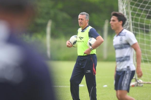 Alfaro trabaja a dos puntas
