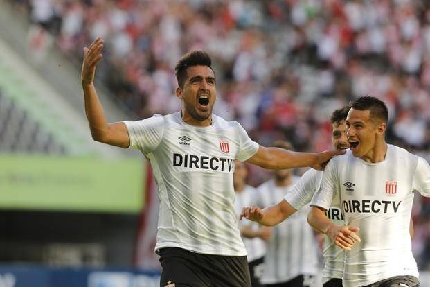 El puntero Estudiantes hace escala en cancha de Banfield