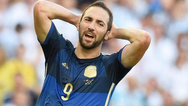 Higuaín sigue siendo el foco de las cargadas en las redes