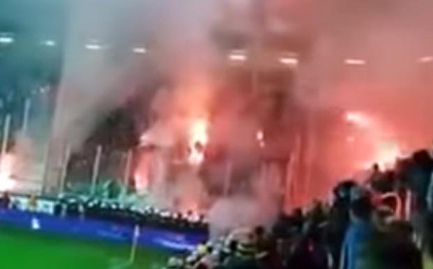 Hinchas polacos protagonizaron una peligrosa guerra de bengalas