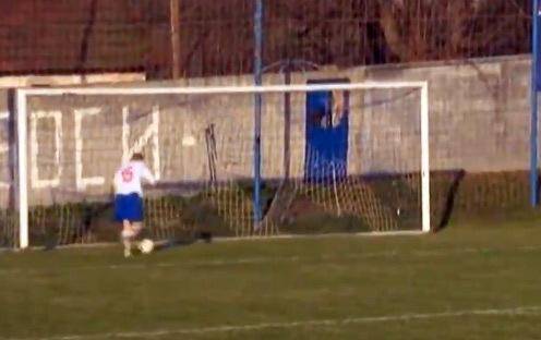 Increíble pero real: jugador serbio yerra un gol desde la línea del arco