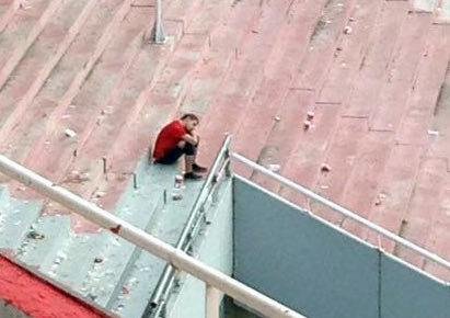 Insólito: "un hincha del Rojo se quedó dormido en la tribuna"