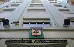 La AFA anunció que los clubes que no salden sus deudas no podrán incorporar jugadores