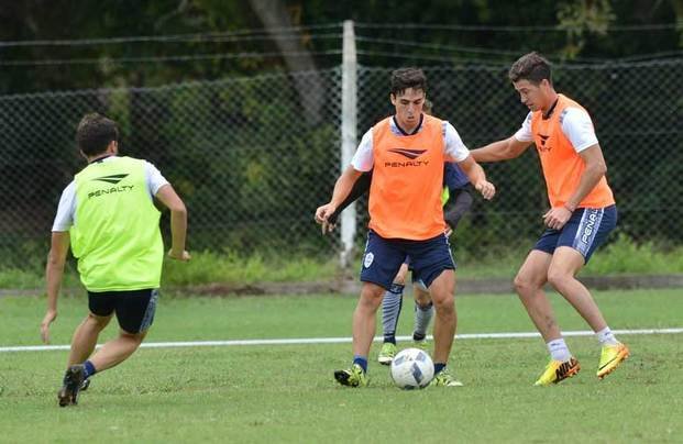 La duda de Alfaro pasa por la mitad de la cancha