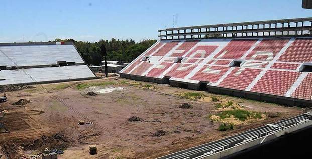 La platea ya luce sus letras