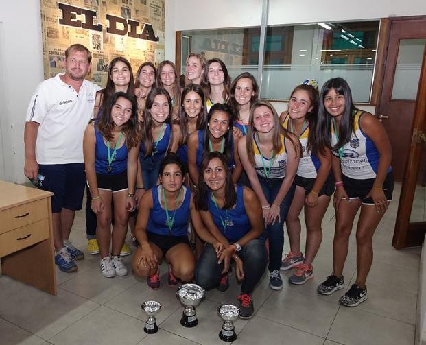 Las chicas del hockey de Everton visitaron La Redacción
