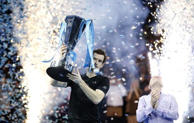 Murray venció a Djokovic en la final del Masters de tenis de Londres y sigue número 1